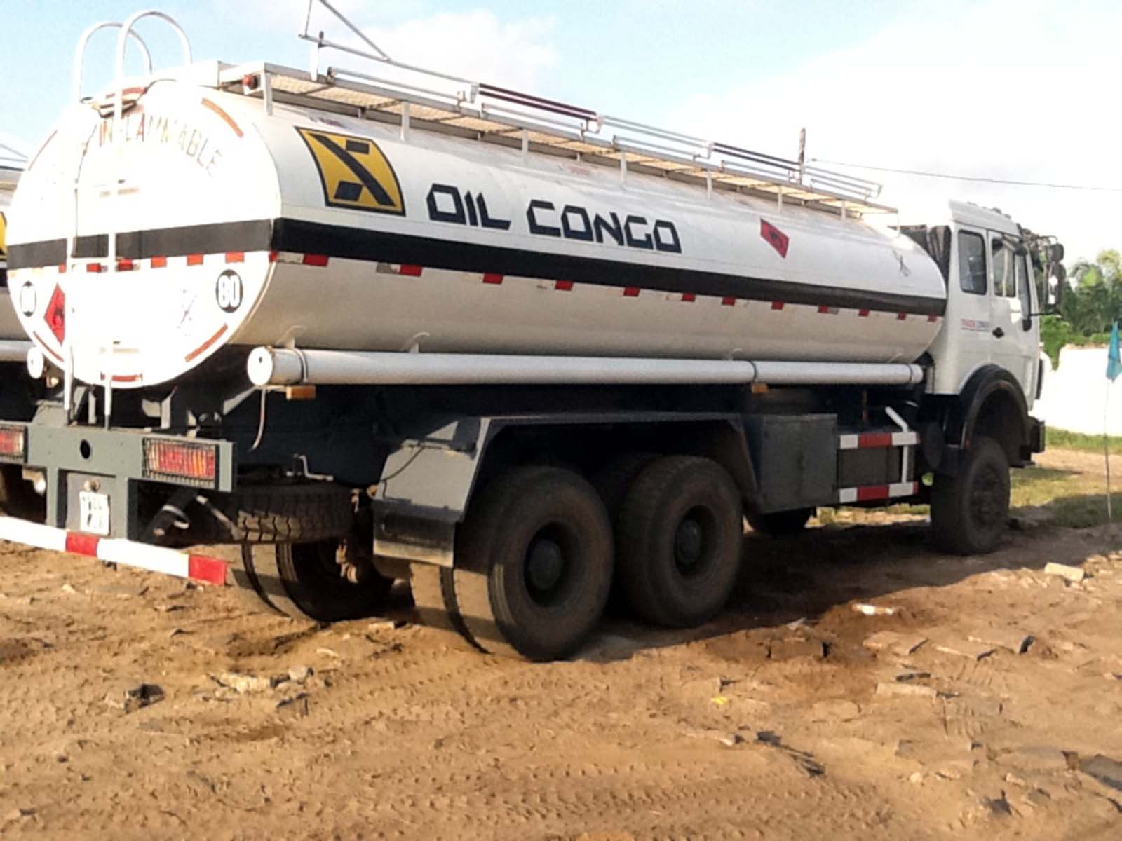 12 unités 20 CBM beiben 2528 huile camions-citernes sont exportés vers le CONGO, kinshasa 