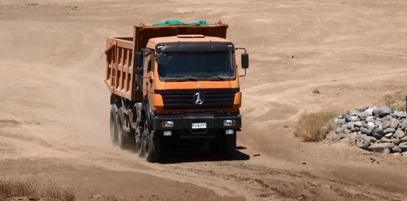 Camion à benne basculante utilitaires lourds Beiben 50 T en site de travail. 