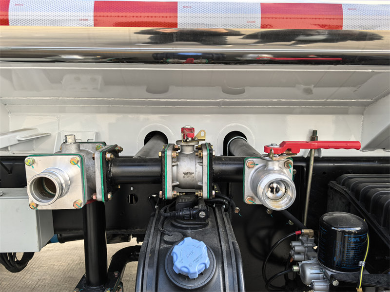 Beiben 6-wheeler water cart truck