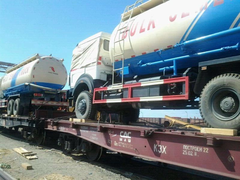 Commande de client d'Ouzbékistan en bloc lecteur de système Beiben 6 * 6 camions de ciment 