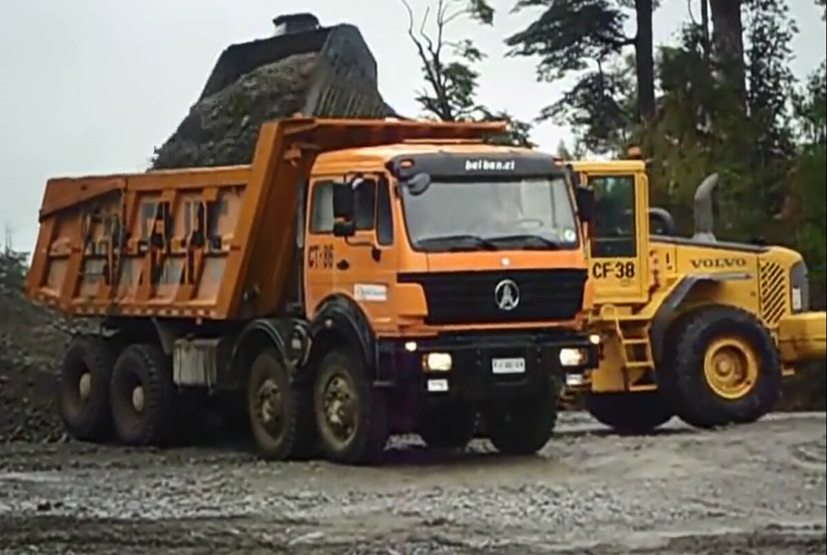 Essai de fonctionnement d'un camion à benne basculante North Benz 8*4 dans le cadre d'un projet de mining client